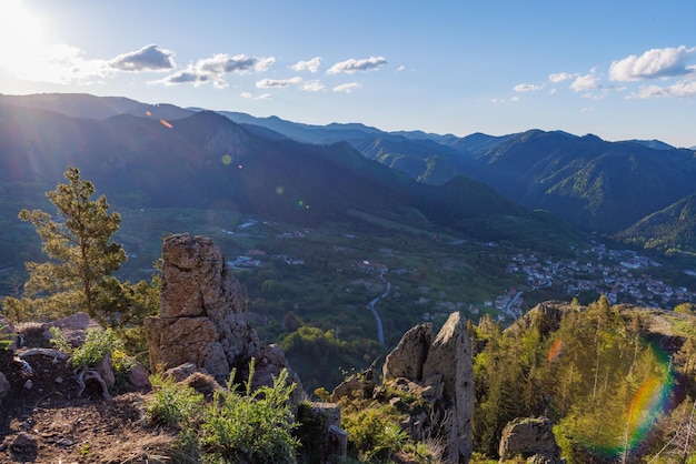 Vue du rocher à la ville de Smolyan avec des prés pour la marche du bétail et des maisons entre les montagnes des Rhodopes