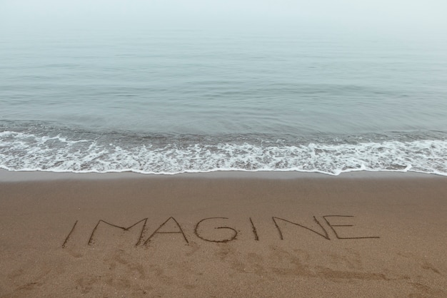 Vue du sable de la plage en été avec un message écrit dessus