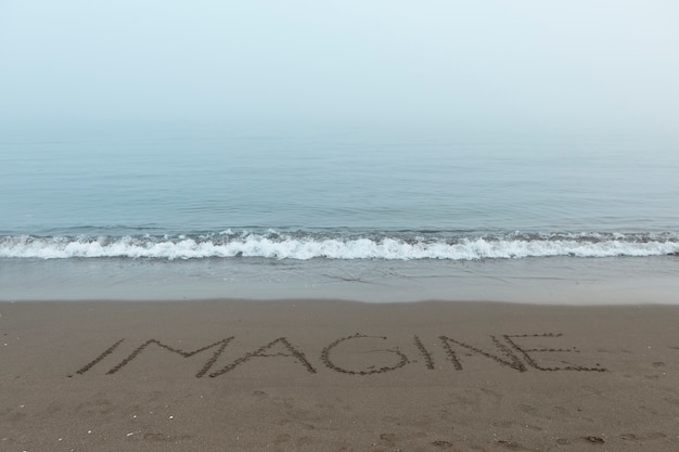 Vue du sable de la plage en été avec un message écrit dessus