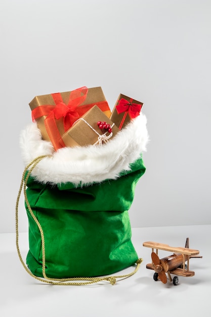 Photo vue du sac du père noël avec des cadeaux emballés