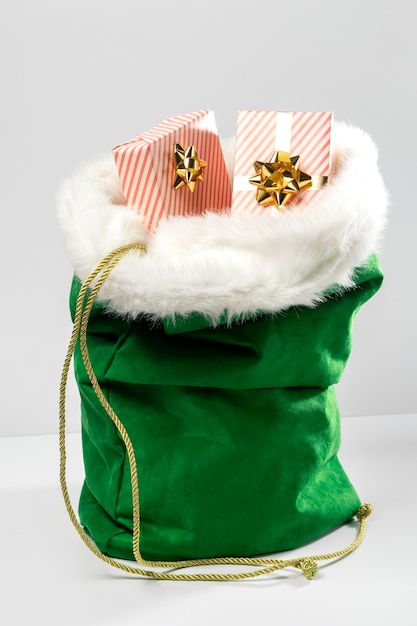 Photo vue du sac du père noël avec des cadeaux emballés