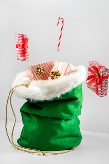 Photo vue du sac du père noël avec des cadeaux emballés