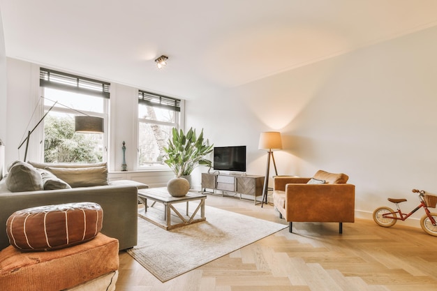 Vue du salon lumineux avec un canapé devant la télé dans une maison moderne