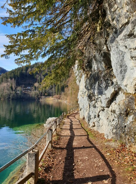 Photo vue du sentier sur l'eau