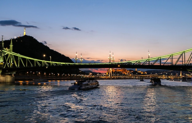 vue du soir sur le Danube, les ponts, les sites touristiques de Budapest. Hongrie.