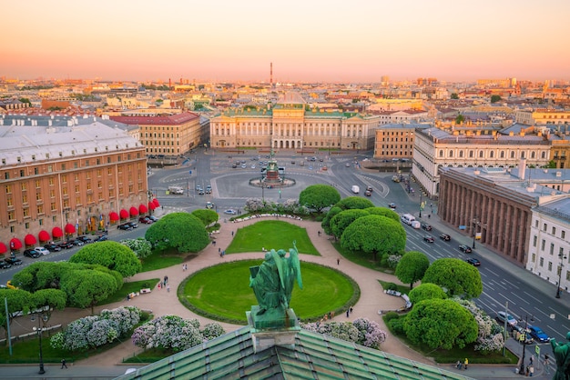 Vue du soir depuis la colonnade de la cathédrale Saint-Isaac. Saint-Pétersbourg, Russie