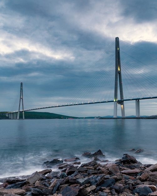 Vue du soir du long pont à haubans à Vladivostok, Russie