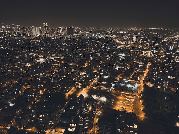 Vue du soir sur les gratte-ciel de Tel-Aviv depuis la mer Méditerranée. Vue panoramique sur les toits de la métropole moderne.