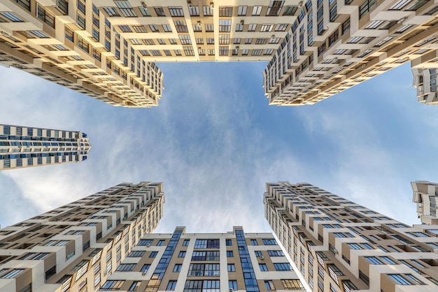 Vue du sol au ciel bleu parmi les gratte-ciel, regardez la maison de bas en haut