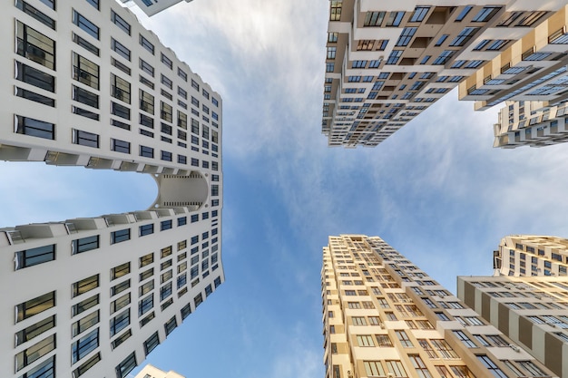 Vue du sol au ciel bleu parmi les gratte-ciel, regardez la maison de bas en haut