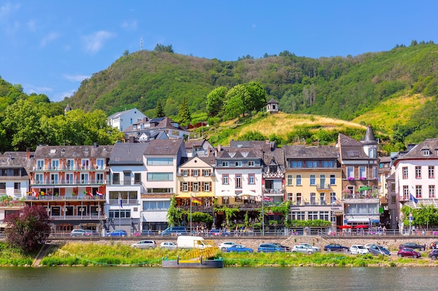 Photo vue du soleil cochem belle ville sur la romantique rivière moselle allemagne