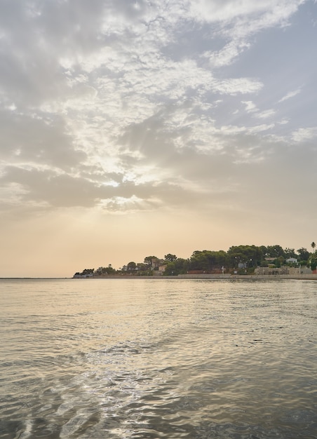 Vue du soleil à travers les nuages du lever du soleil en mer