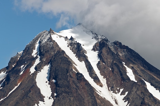 vue du sommet du cône rocheux du volcan