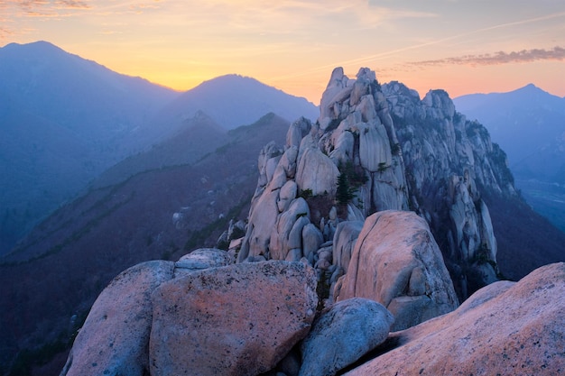 Photo vue du sommet rocheux d'ulsanbawi au coucher du soleil dans le parc national de seoraksan, en corée du sud