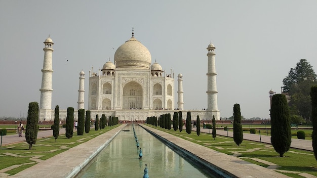 Photo vue du taj mahal sur un ciel dégagé