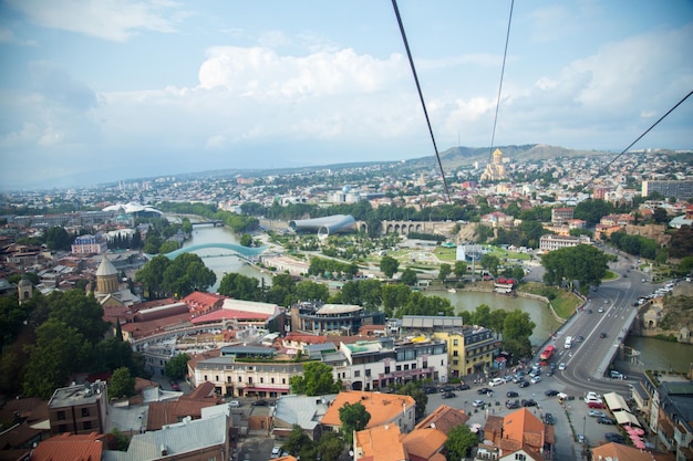 Une vue du téléphérique vers la ville de Tbilissi