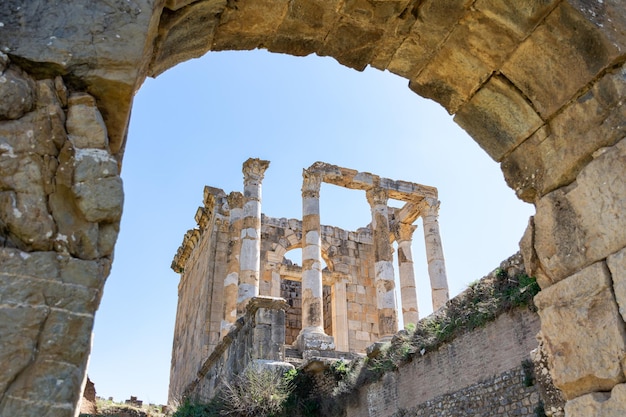 Photo une vue du temple d'apollon à travers une arche