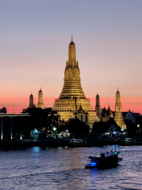 Vue du temple de l'aube au coucher du soleil