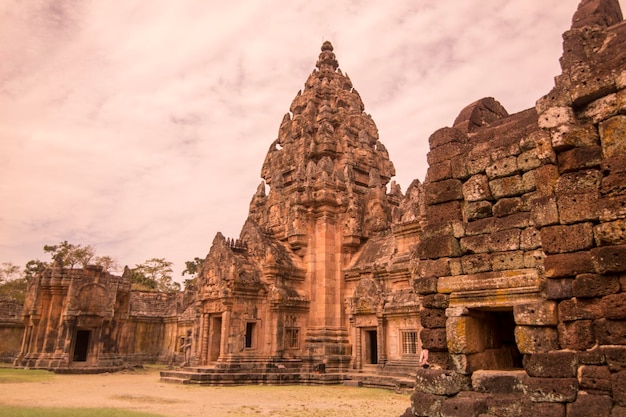 Vue du temple sur un ciel nuageux
