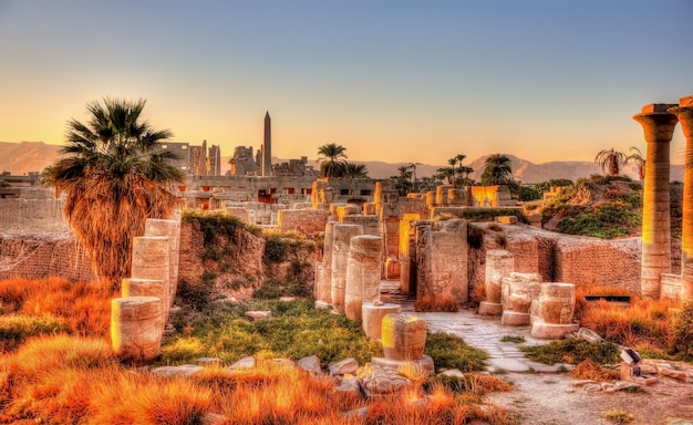 Vue du temple de Karnak le soir à Louxor en Égypte