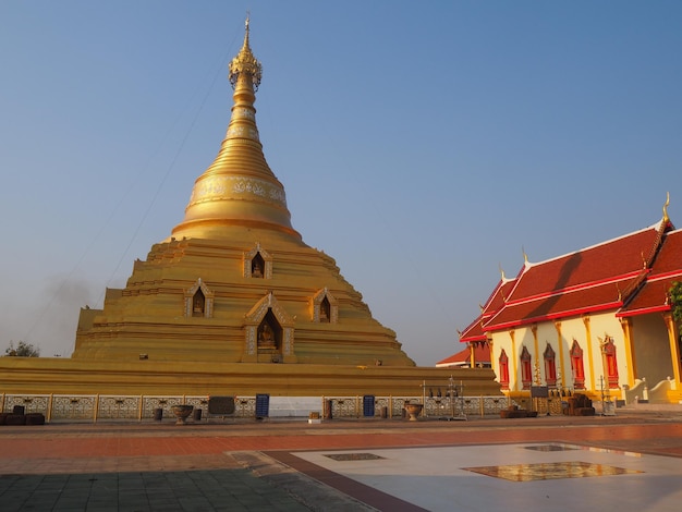 Photo vue du temple par rapport au bâtiment