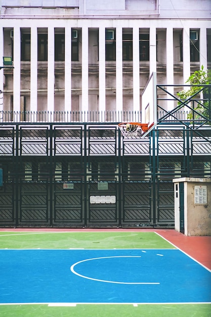 Photo vue du terrain de basket-ball contre le bâtiment