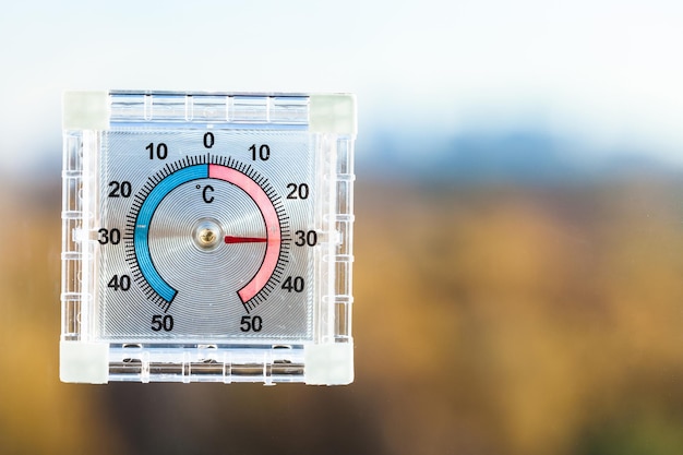 Photo vue du thermomètre extérieur dans une chaude journée d'automne