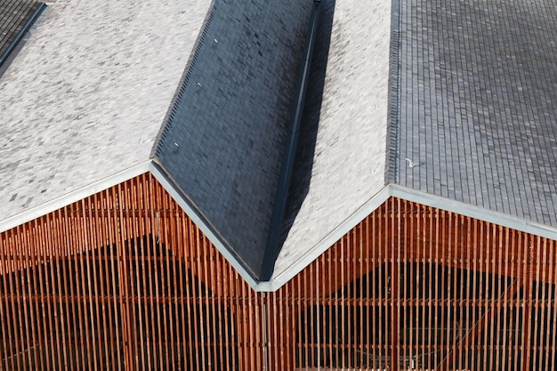 Vue du toit du bâtiment sous un angle élevé