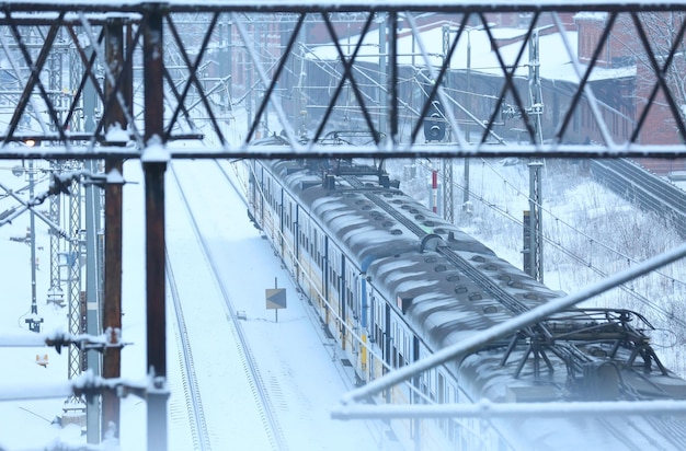 Photo vue du train sous un angle élevé en hiver