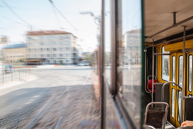 Vue du tram à moitié à l'intérieur à moitié à l'extérieur de la vieille ville européenne