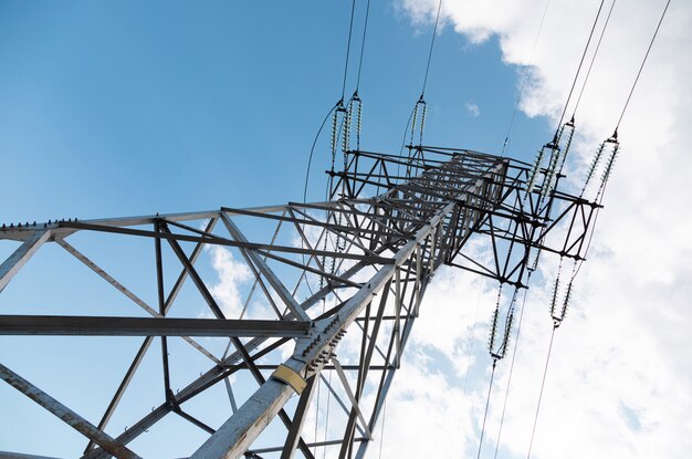 Vue du ver sur le pylône électrique contre le ciel clair