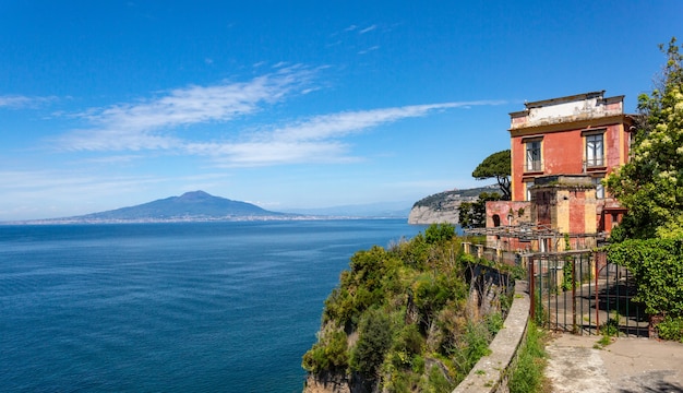 Vue du Vésuve à travers une vieille villa abandonnée, golfe de Naples, province de Campanie, Italie