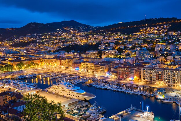 Photo vue du vieux port de nice avec des yachts france le soir