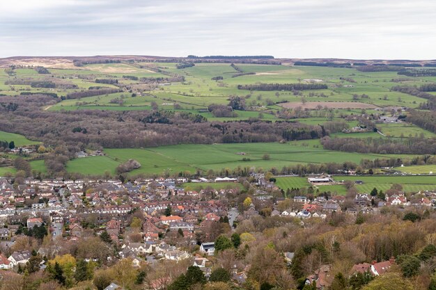 Vue du village du sommet d'une colline