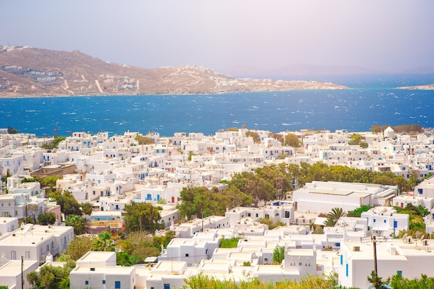 Vue du village grec traditionnel avec des maisons blanches sur l'île de Mykonos, Grèce,