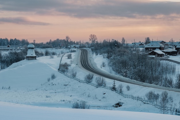 Vue du village de Malye Karely en hiver à l'aube.