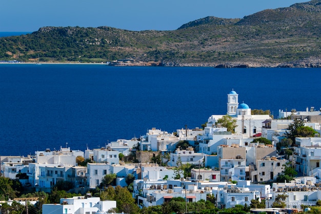 Vue du village de Plaka avec église grecque traditionnelle. Île de Milos, Grèce