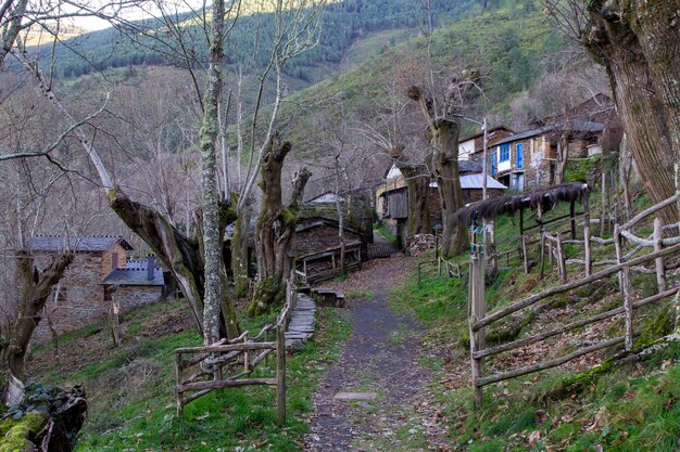 Photo vue du village de vilar dans la chaîne de montagnes de caurel avant l'incendie fatal de juillet 2022