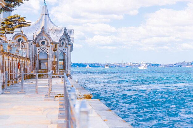 Photo une vue sur l'eau d'un bâtiment avec un bateau en arrière-plan