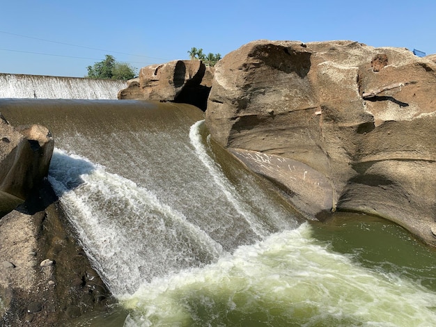 Photo la vue de l'eau dans le barrage pendant la saison sèche avec ses rochers est très belle