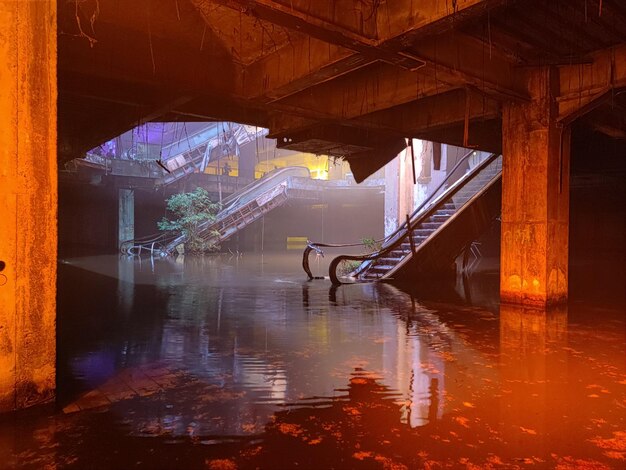 Photo vue de l'eau dans un bâtiment abandonné