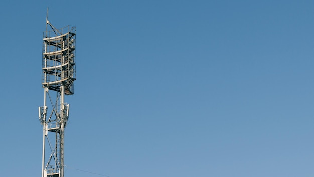 Vue de l'éclairage du stade à structure métallique contre le ciel