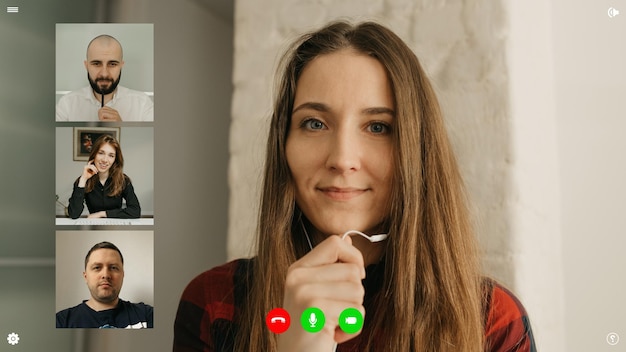 Une vue d'écran d'ordinateur de bureau de l'application de télécommunications lors d'une vidéoconférence sur laquelle un chef d'équipe raconte à distance des affaires. Une équipe commerciale multiethnique lors d'une réunion en ligne