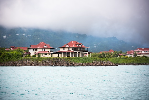 Vue d'Eden Island, Mahe, Seychelles par temps couvert