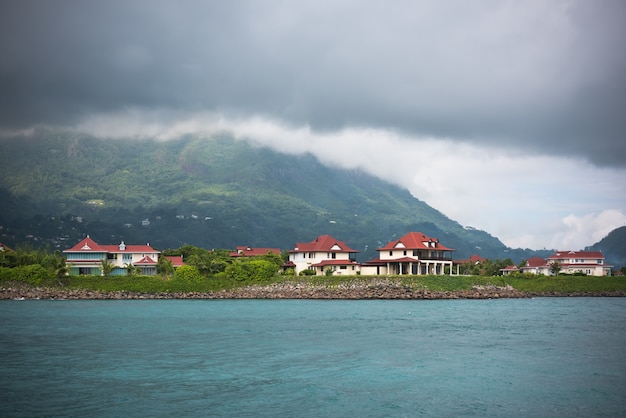 Vue d'Eden Island, Mahe, Seychelles par temps couvert