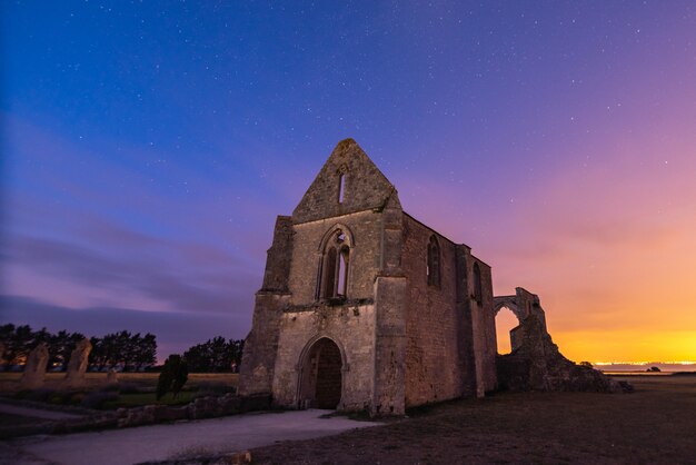 Photo vue d'une église abandonnée la nuit