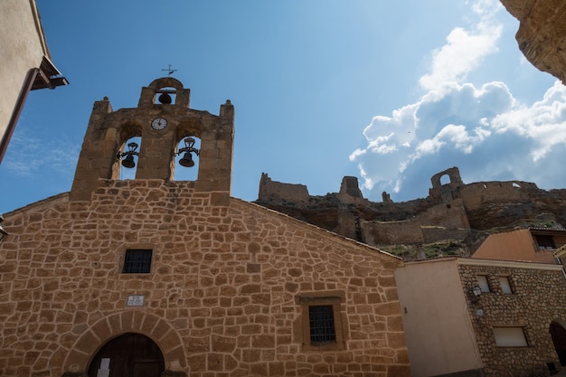 Vue sur l'église et le château de Zorita de los Canes Guadalajara