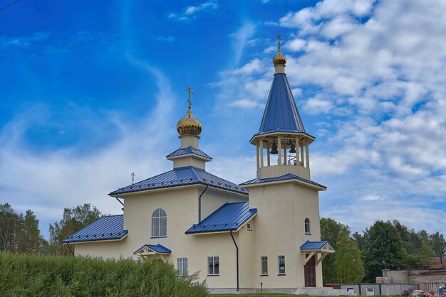 Vue d'une église chrétienne moderne avec un toit bleu