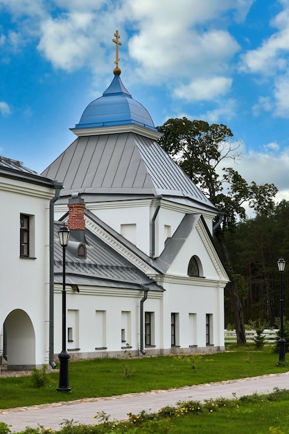 Vue d'une église chrétienne moderne avec un toit bleu