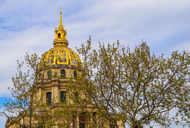 Photo vue sur l'église du dôme des invalides à travers les arbres au printemps à paris france. avril 2019